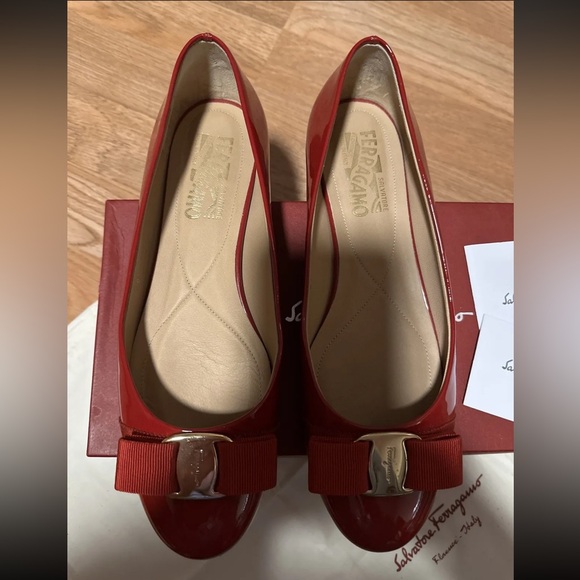 Authentic Salvatore Ferragamo Red Varina Patent Leather Ballet Flats Size 7.5B - Picture 1 of 8